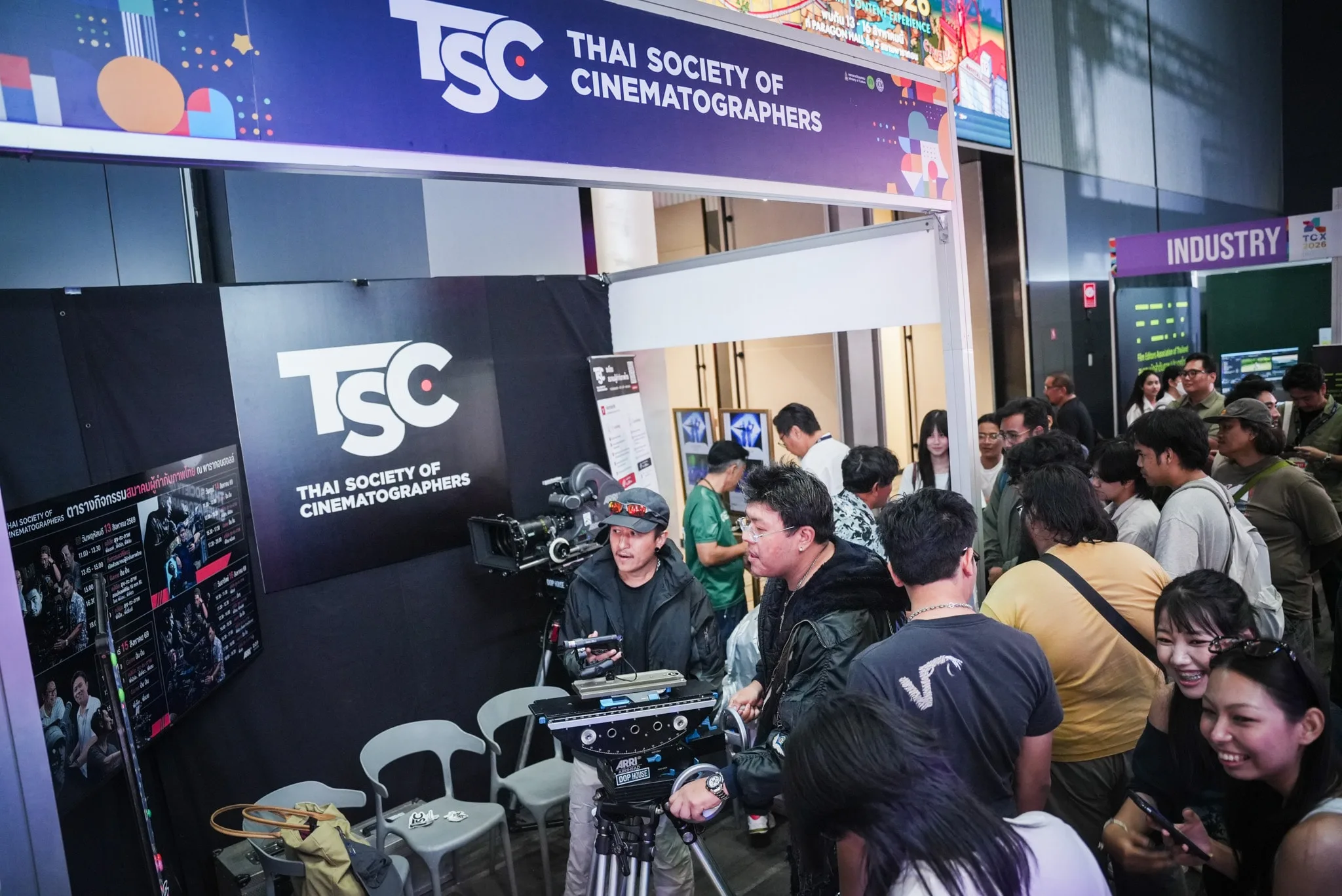 ผู้ชมทดลองอุปกรณ์ที่บูธสมาคมผู้กำกับภาพ TSC