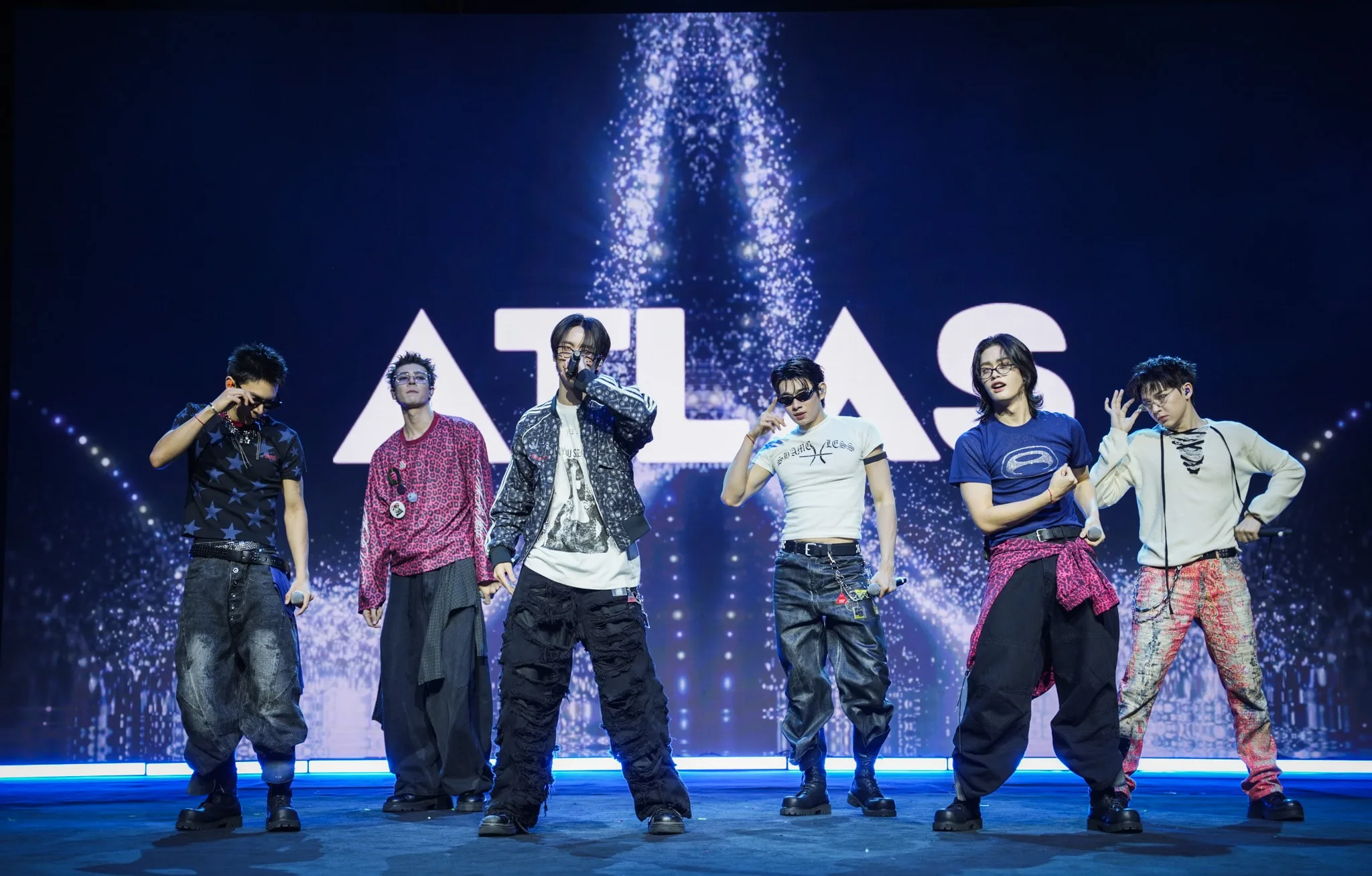 กลุ่มศิลปินเต้นบนเวทีหน้าจอ ATLAS