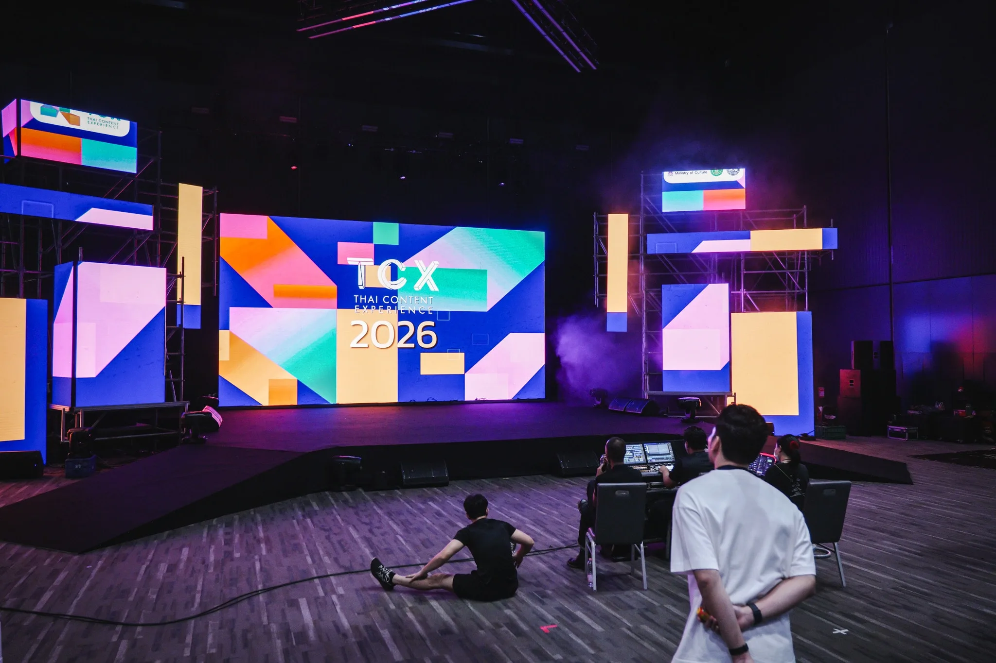 ทีมงานตรวจเวทีและจอ TCX2026 ในฮอลล์